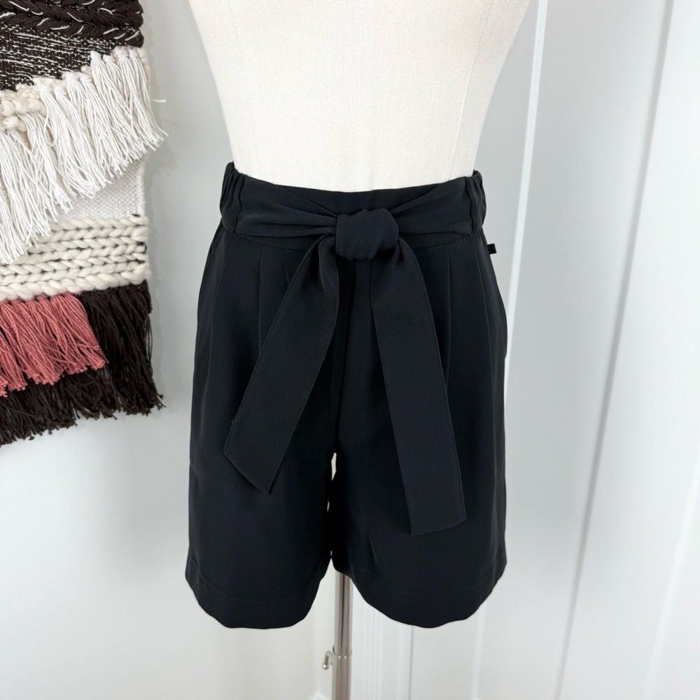 lululemon athletica Black Women's Tie Front Shorts Sz 4
